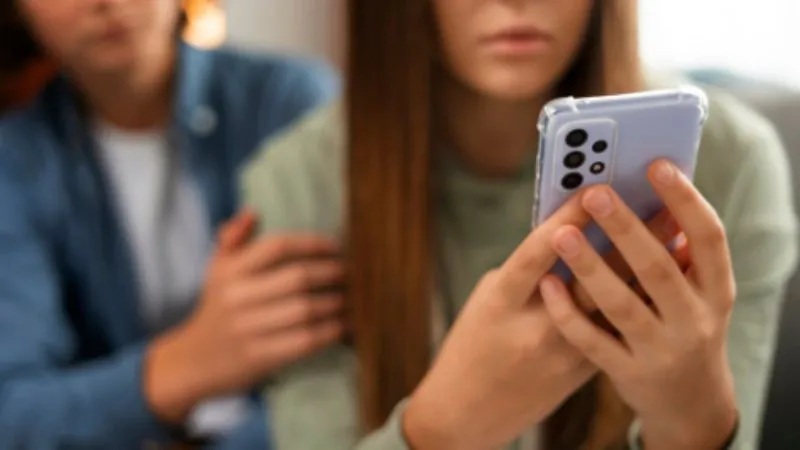 Mulher descobre traição no celular do marido e pode responder criminalmente, alerta advogado