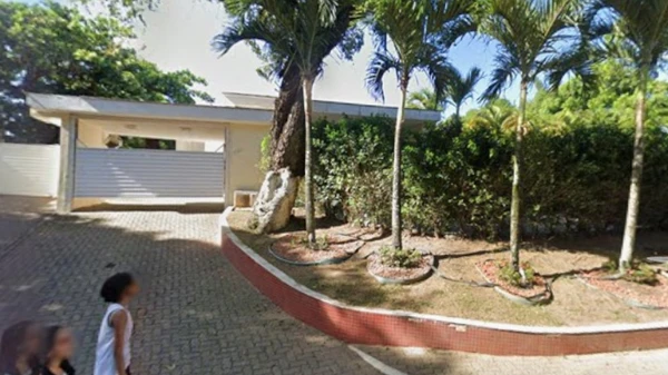 Jovem é encontrado morto em frente a motel em Salvador