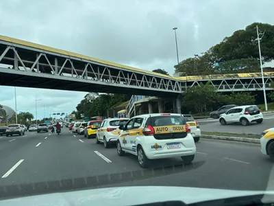Autoescolas fazem protesto na Av. Paralela em Salvador contra nova regra estadual