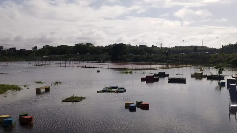 Parque no Jardim das Margaridas fica submerso após fortes chuvas em Salvador