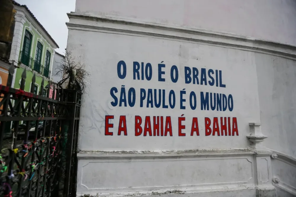 “Mural no Carmo com a frase ‘A Bahia é a Bahia’ gera debate entre moradores e turistas”