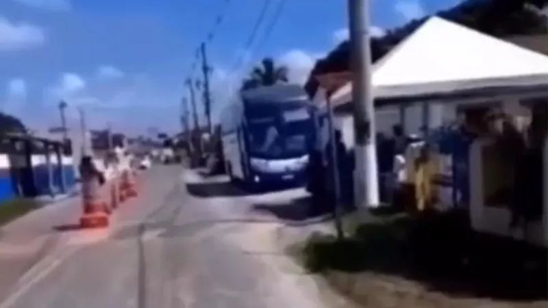 Turistas denunciam cobrança de até R$ 700 para acessar praia no litoral norte da Bahia