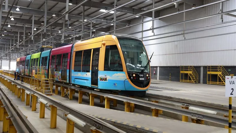 Jerônimo Rodrigues anuncia data de chegada do primeiro trem do VLT da Cidade Baixa