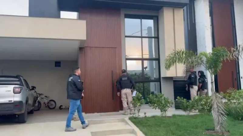 Polícia realiza cerco em condomínio de luxo para capturar suspeitos de sequestro de motoristas na Bahia