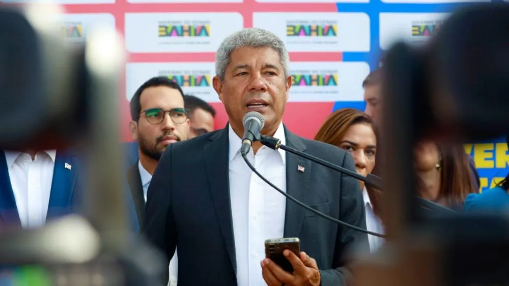 Jerônimo instrui manter pacientes nos corredores e responsabiliza prefeitos por superlotação