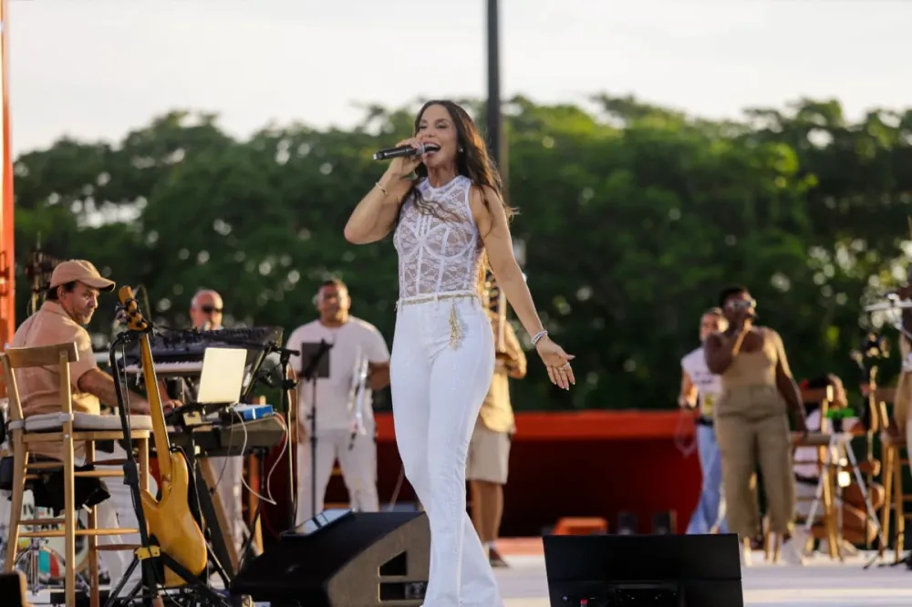Ivete Sangalo reúne oito convidados e seis horas de samba com 'Ivete Clareou' em Salvador