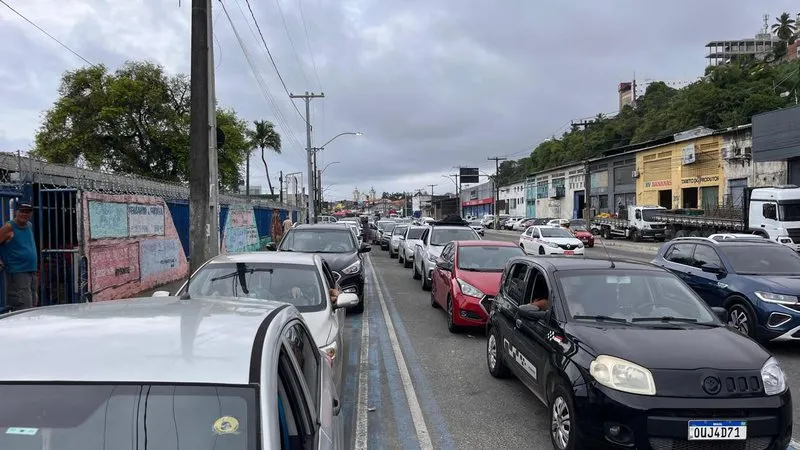 Ferry-boat de Salvador registra movimento intenso e filas longas na manhã desta segunda