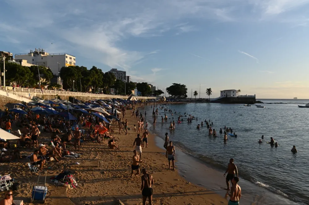 Cobrar R$ 100 por kit de praia pode ser ilegal, dizem especialistas