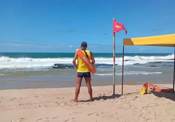 Praias do litoral norte da Bahia enfrentam risco crescente sem salva-vidas e registram mais de 100 afogamentos em um mês
