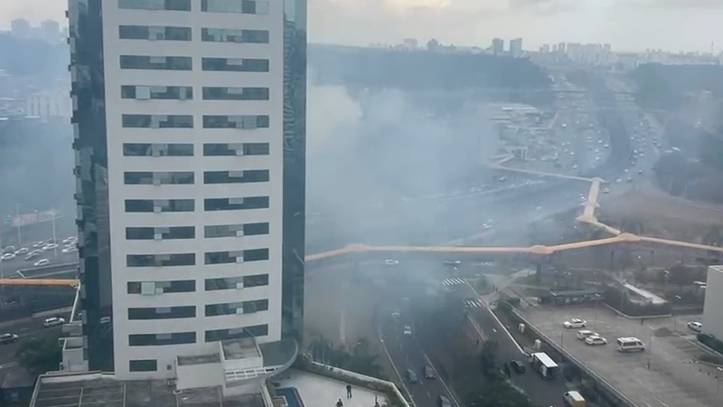 Fogo consome vegetação nas proximidades de shopping em Salvador