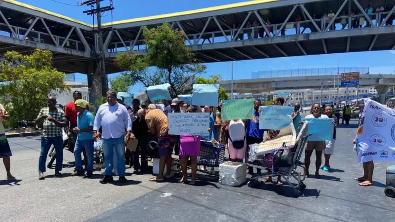 Ambulantes protestam em Salvador após fechamento do terminal rodoviário antigo