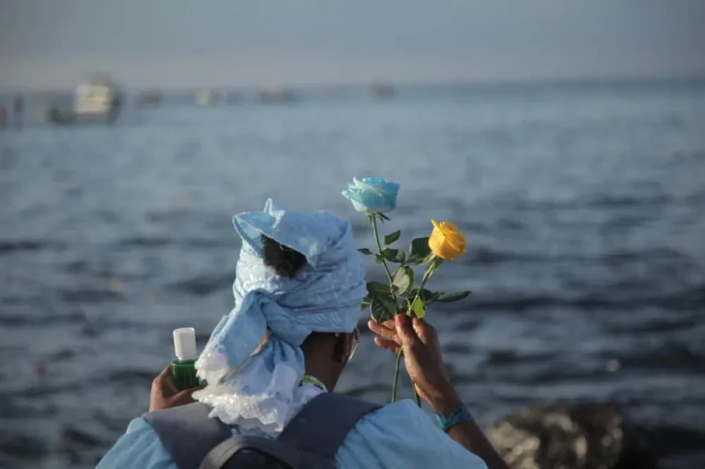 Serviço informal de lavagem de pés atrai visitantes no Rio Vermelho