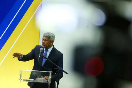 Jerônimo Rodrigues viaja à Ásia para negociar medicamentos contra o câncer