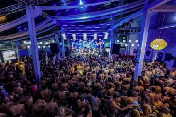 Turista é detida em Salvador após proferir insultos racistas em camarote