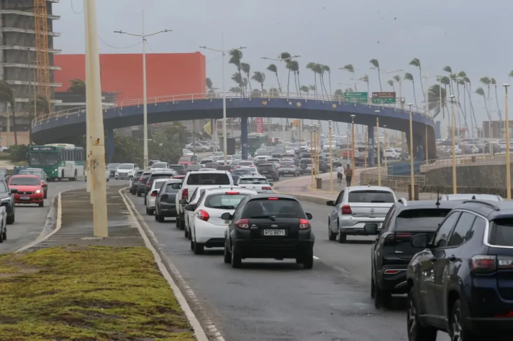 Chegada de nova frente fria deve provocar mais chuvas fortes e rajadas de vento em Salvador