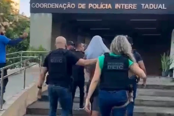 Trio preso por assaltos a turistas na Barra acumula 61 passagens pela polícia