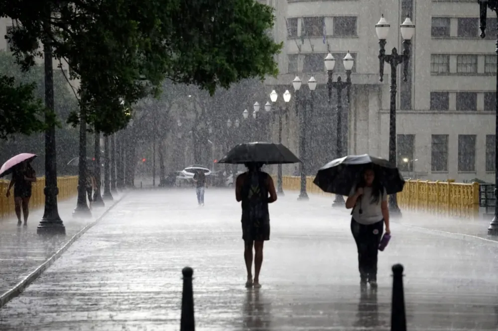 Inmet emite alerta de chuvas intensas para Salvador e outras cidades da Bahia