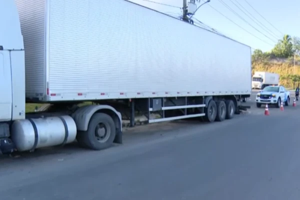 Motociclista morre após perder controle e bater em caminhão na BR-324, em Salvador