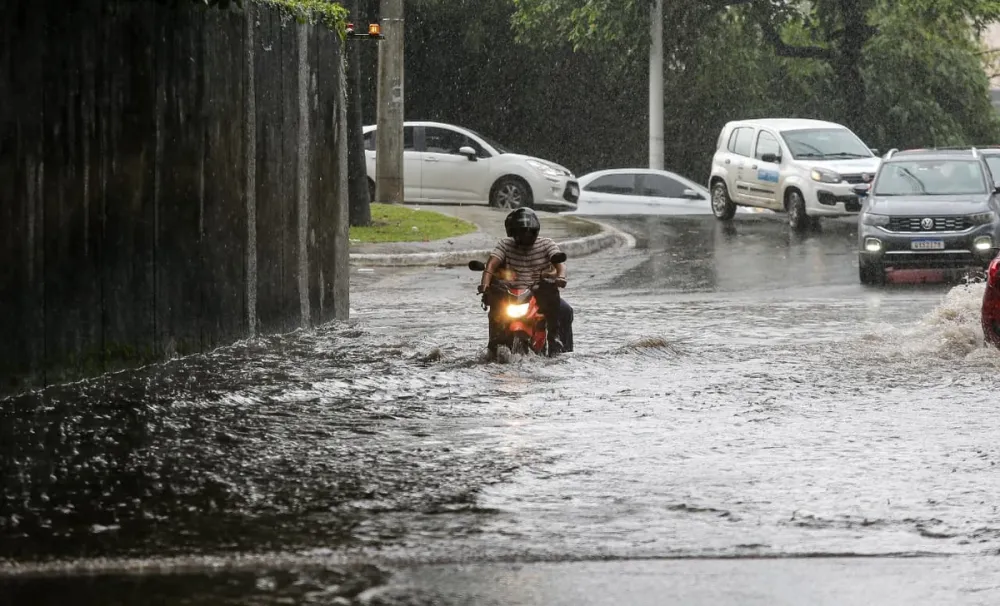 Frente fria avança pela Bahia e aumenta risco de chuva forte e alagamentos em Salvador