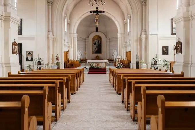 Padre é preso por suspeita de abusar sexualmente de adolescentes e oferecer dinheiro, presentes e viagens
