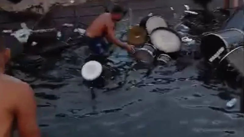 Balsa naufraga na orla da Ribeira em Salvador: músicos tentam salvar seus instrumentos