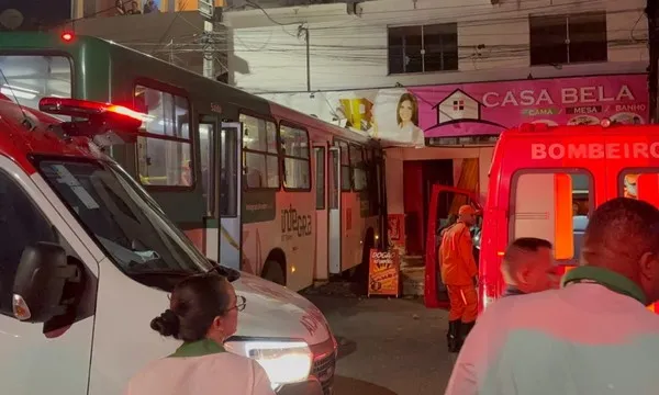 Ônibus invade prédio em Salvador; 12 pessoas são socorridas