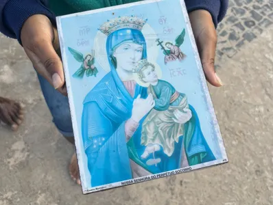 Imagem de Nossa Senhora do Perpétuo Socorro aparece na praia onde jovem desapareceu