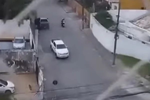 Delegada é rendida, roubada e abandonada em Salvador