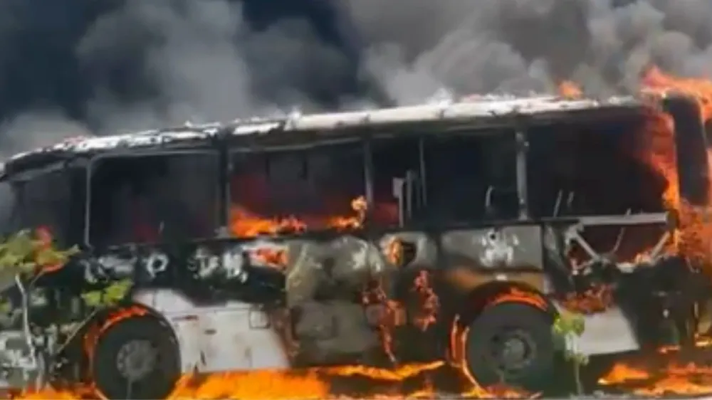 Ônibus incendeia em Salvador por causa de vazamento de óleo