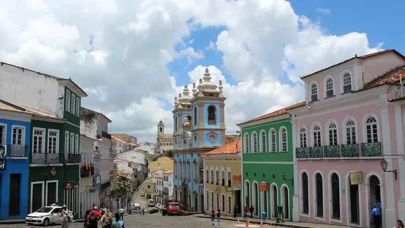 Turismo na Bahia supera média nacional e lidera crescimento no Nordeste em 2025